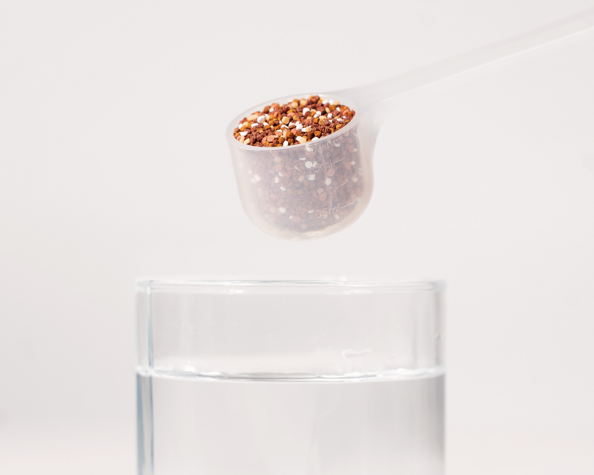 Vitamin Granulat auf Löffel von Powerlife